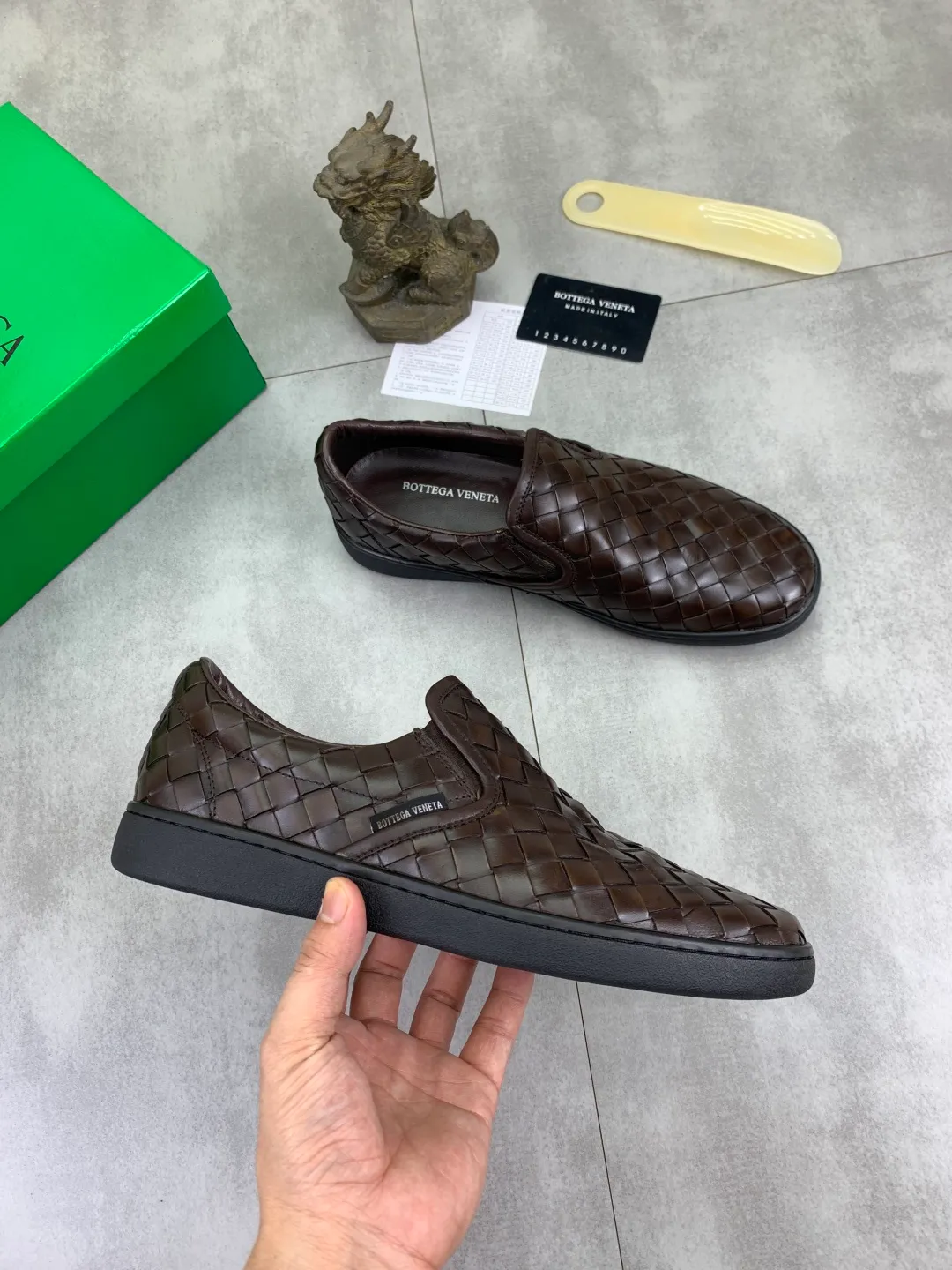 Men's shoes 💰P520 [New model] Water-dyed cow leather 💰High-quality business casual shoes 💎💎💎 BOTTEGA VENETA official website synchronizes the latest top version of BV in the market, accepts material comparison, shoe type comparison, process comparison, practical and textured, versatile and suitable for any occasion, the more you look at it, the more flavorful it becomes. Pure hand-woven craftsmanship - Upper material, hand-woven calfskin imported from Italy 🇮🇹 - High-quality water-dyed cowhide lining - Original private model customized outsole -Size: 39-45 Color: black or brown optional